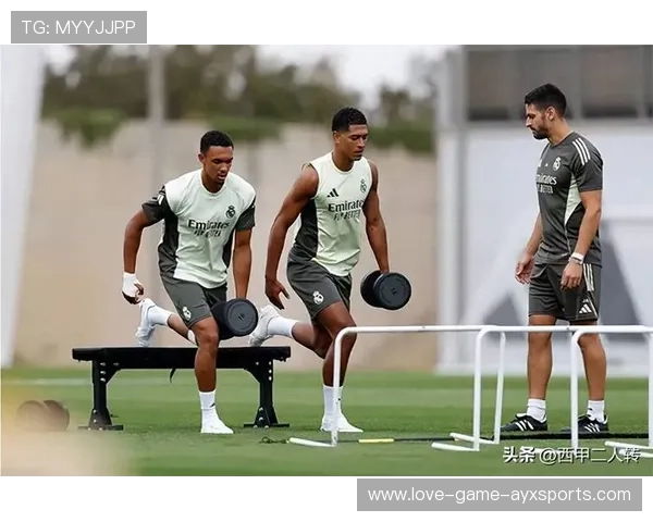 皇马中场视野课:贝林厄姆在训练中反复练习长传精准度