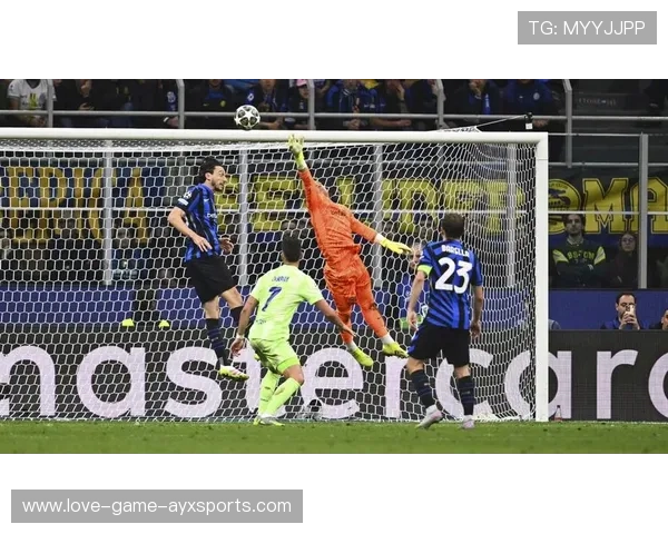 欧冠神扑镜头成为比赛经典片段被反复播放